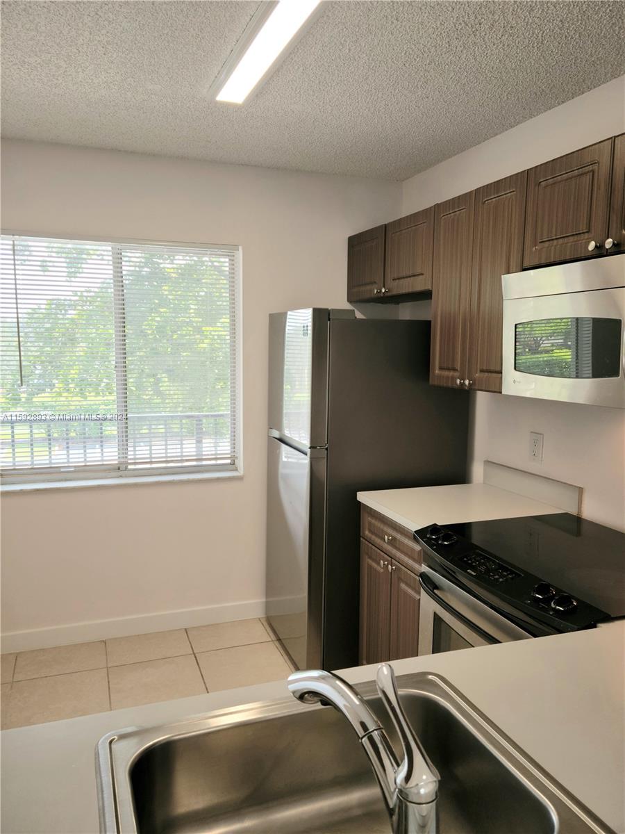LAKESHORE AT UNIVERSITY P - Residential Lease