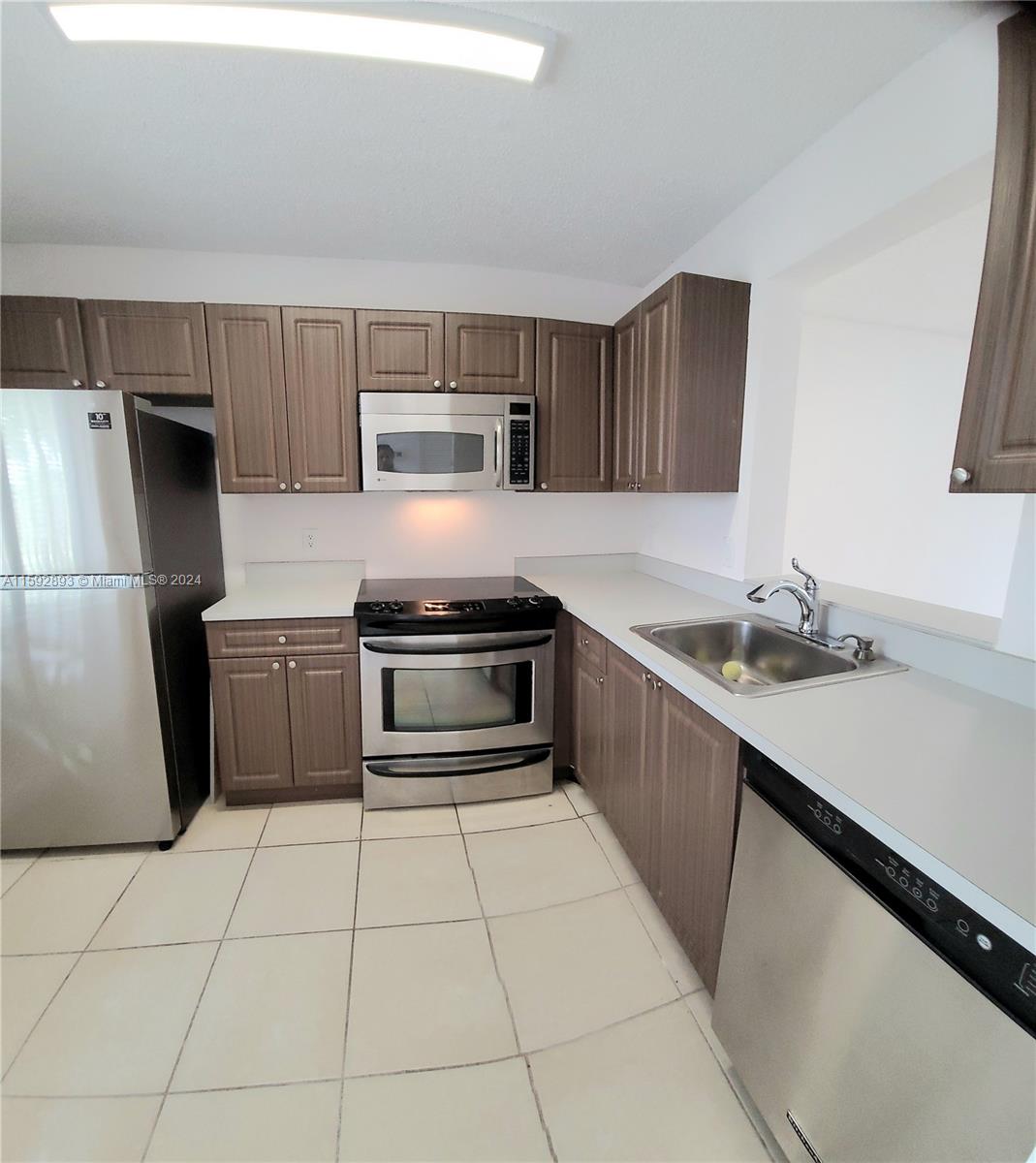 LAKESHORE AT UNIVERSITY P - Residential Lease