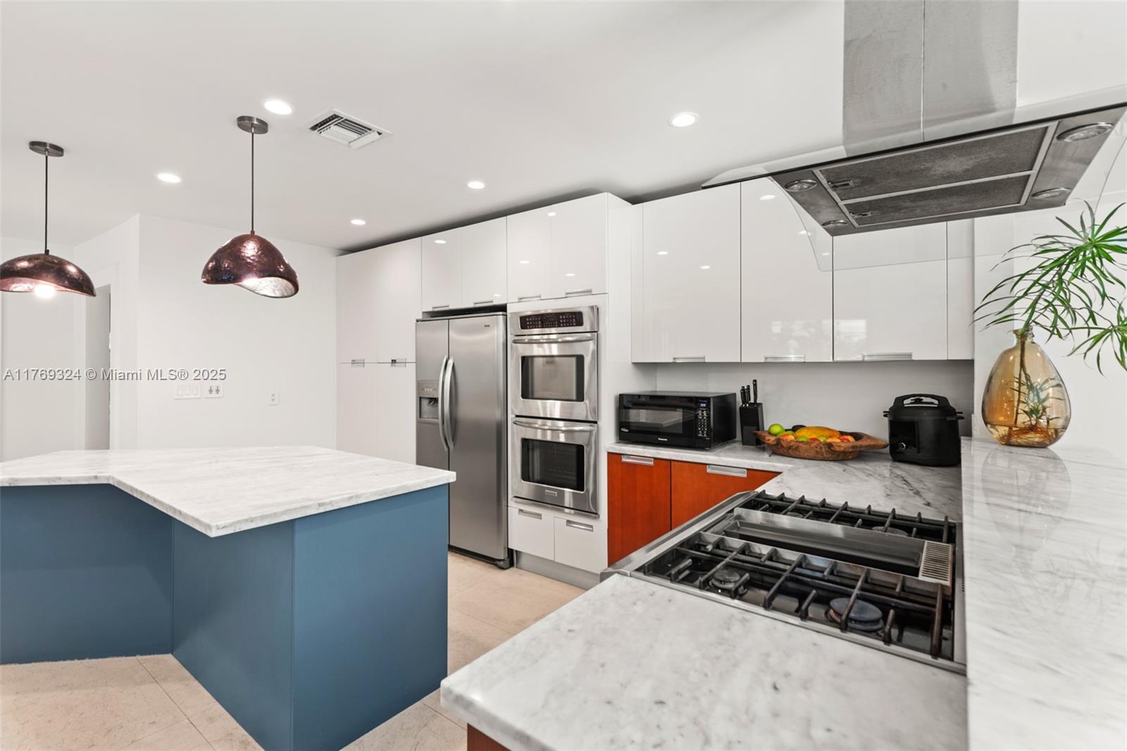 GOLDEN BEACH SEC C - Residential