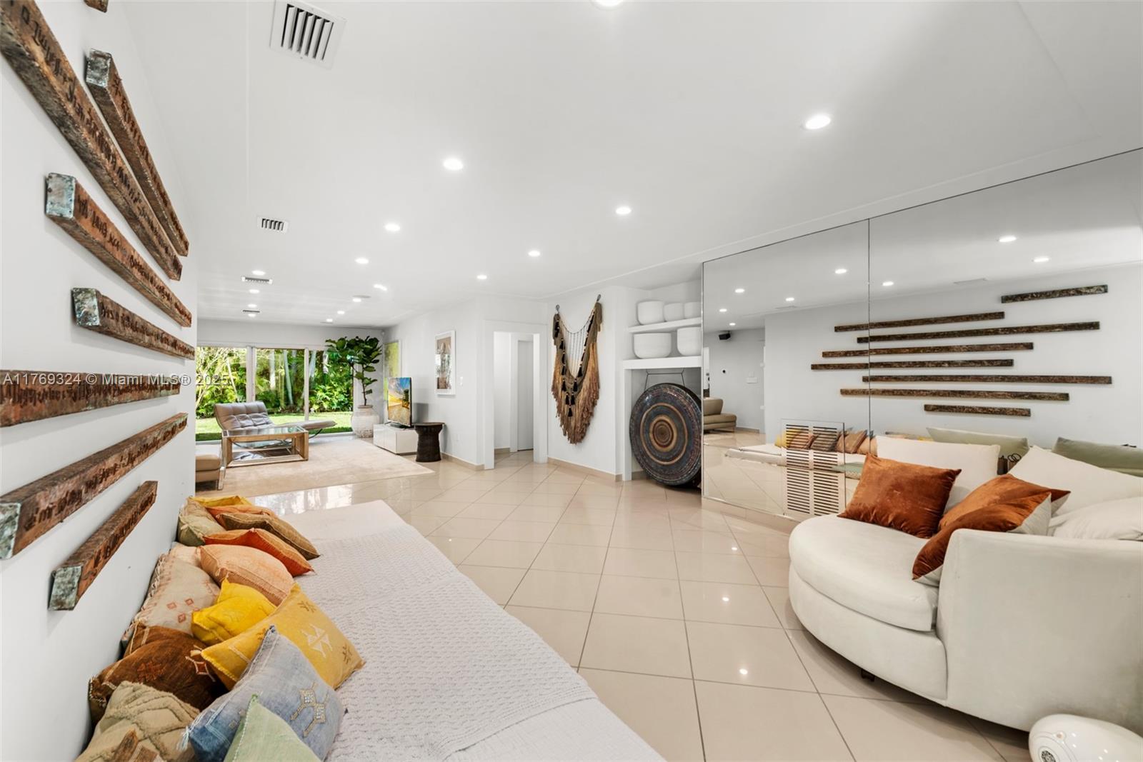 GOLDEN BEACH SEC C - Residential
