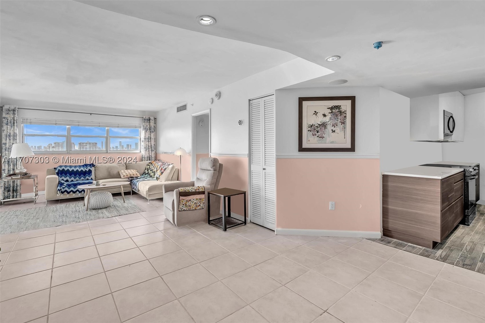 OCTAGON TOWERS I CONDO - Residential