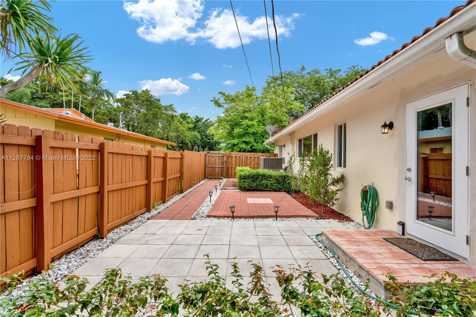Remodeled and furnished efficiency of about 400 sq ft in a quiet neighborhood in Plantation. Great outdoor space all private, possibility to add patio furniture, grill, etc. All impact windows and door. Just a peaceful place with plenty of private room for a single person. The rent includes electricity, water, cable, wifi. Great size with access to the house swimming pool. No pets allowed.