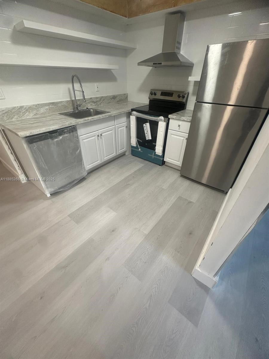 REDUCED FOR FAST SALE!
Beautiful 1Bedroom 1Bath in the heart of Bay Harbor Islands. One parking space included. Only 24 units in the building. Unit is on the second floor.