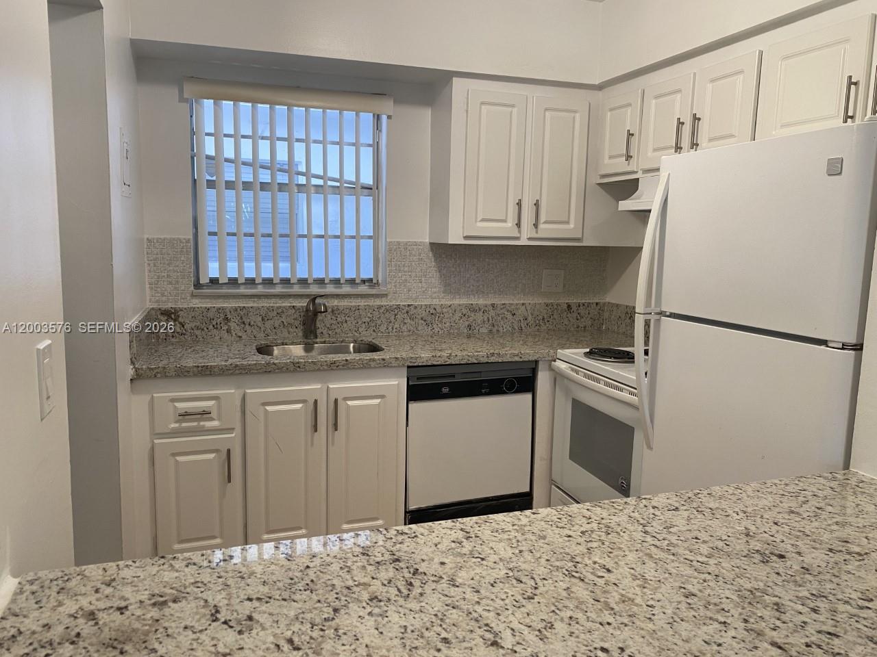 Spacious unit on second floor. One bedrooms, one and half bathroom. Quiet community. All ages. Two pools, club house. Laundry on site.
Close to two parks, five minutes from stores, banks, restaurants.