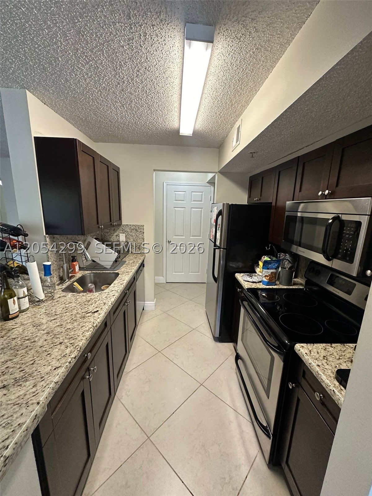 Beautiful and spacious 1/1 condo in Evergreen Lakes. Features well-planned cabinets, hardwood flooring, and a very ample balcony. Friendly community, features, tennis court, community pool and barbecue areas.

Don't miss out on the opportunity to make this lovely place your new home.

To apply for this rental, no prior evictions are accepted. Proof of income will be required. RAPID APPROVAL.

HABLAMOS ESPANOL
FALAMOS PORTUGUES