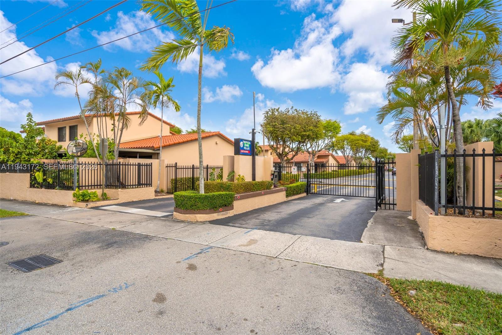 TROPICAL PARK VILLAS COND - Residential