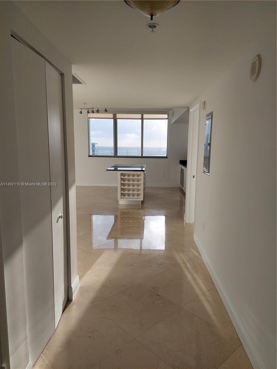 MINT CONDO - Residential