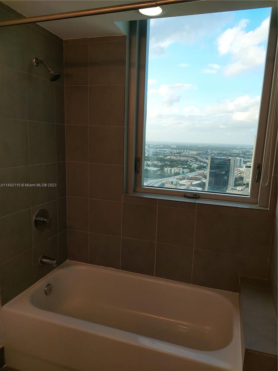 MINT CONDO - Residential