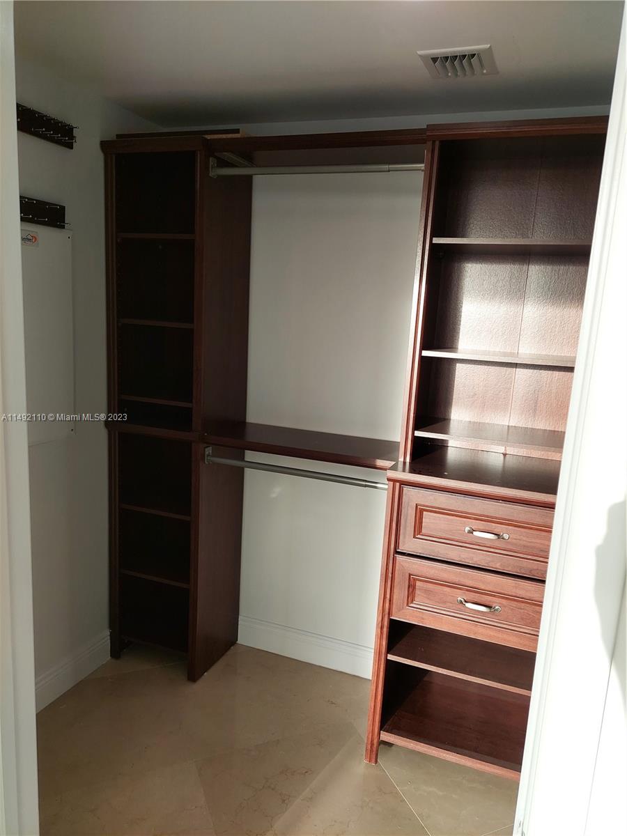 MINT CONDO - Residential
