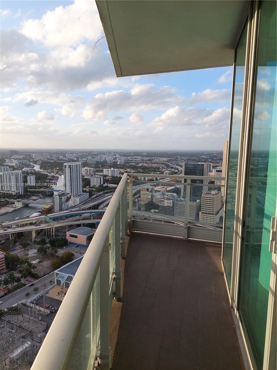 MINT CONDO - Residential