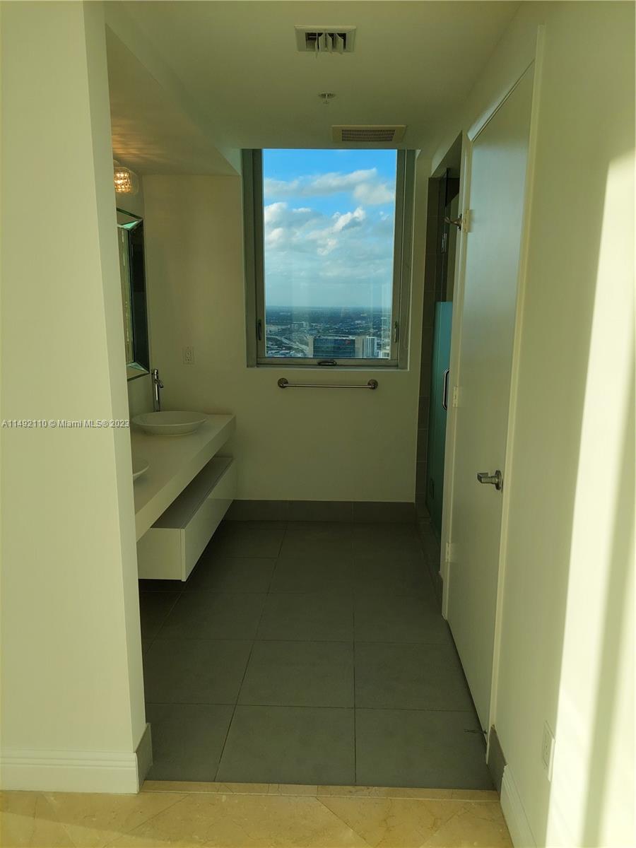 MINT CONDO - Residential
