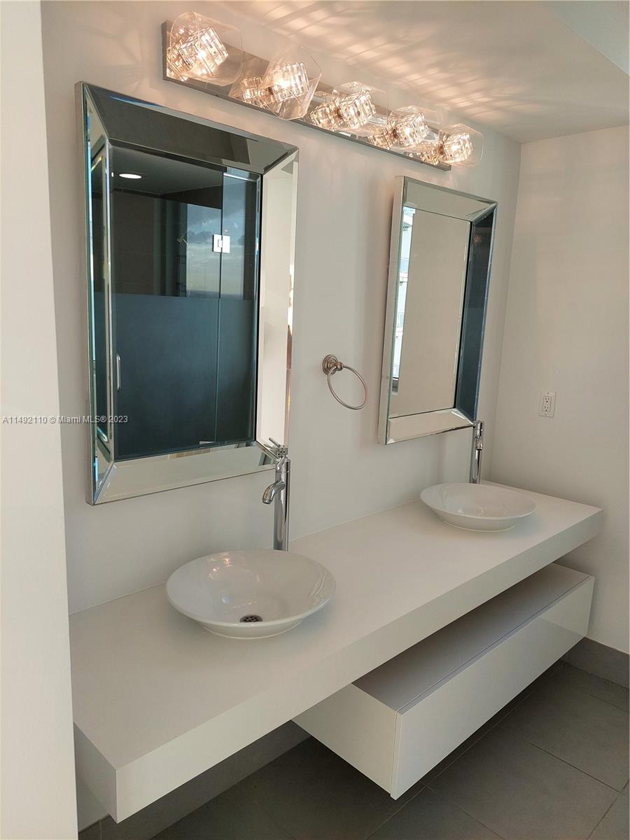 MINT CONDO - Residential