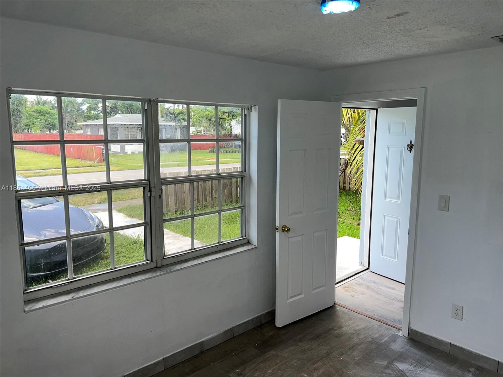 HOLLYWOOD LITTLE RANCHES - Residential