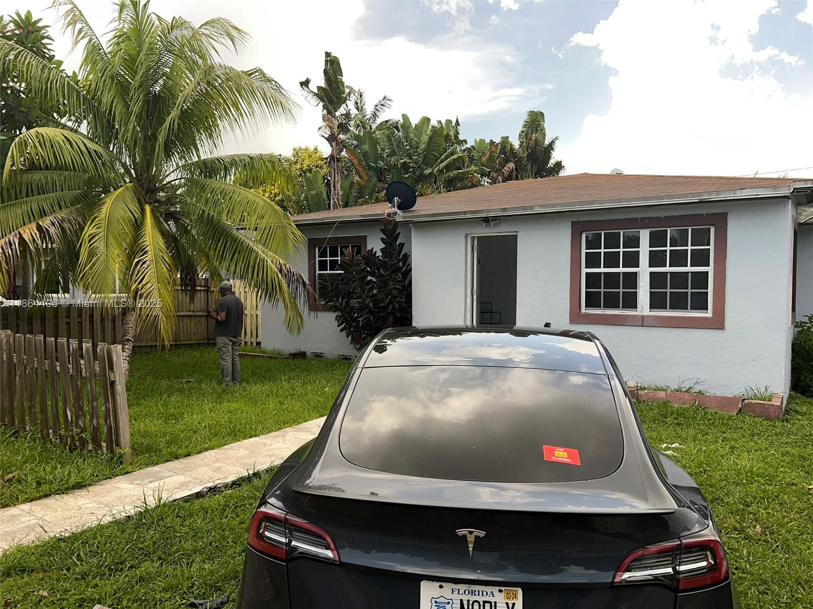 HOLLYWOOD LITTLE RANCHES - Residential
