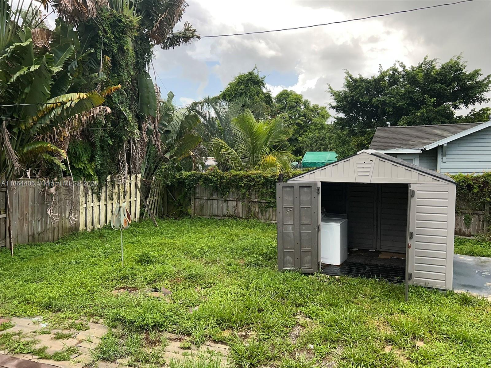 HOLLYWOOD LITTLE RANCHES - Residential