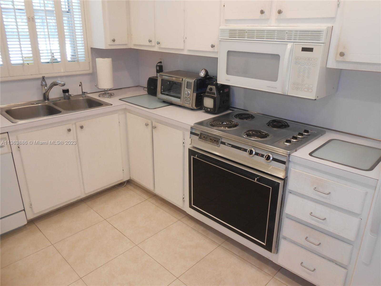 HARBOUR CLUB VILLAS CONDO - Residential