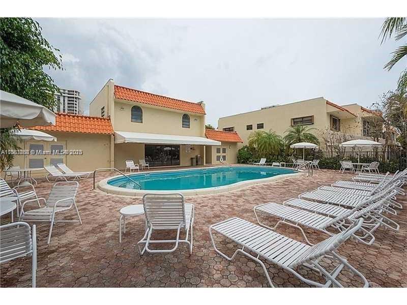 HARBOUR CLUB VILLAS CONDO - Residential