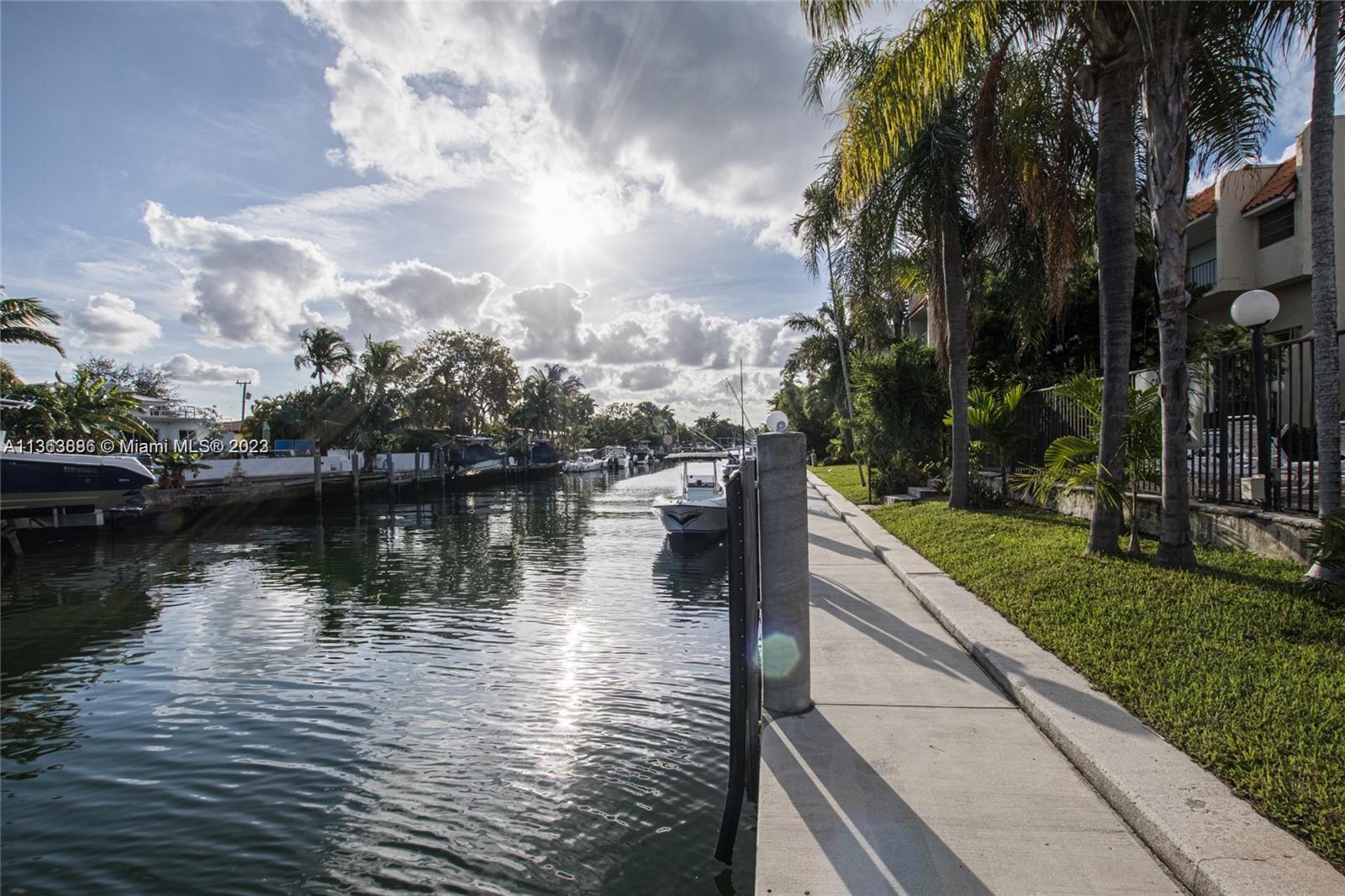 HARBOUR CLUB VILLAS CONDO - Residential