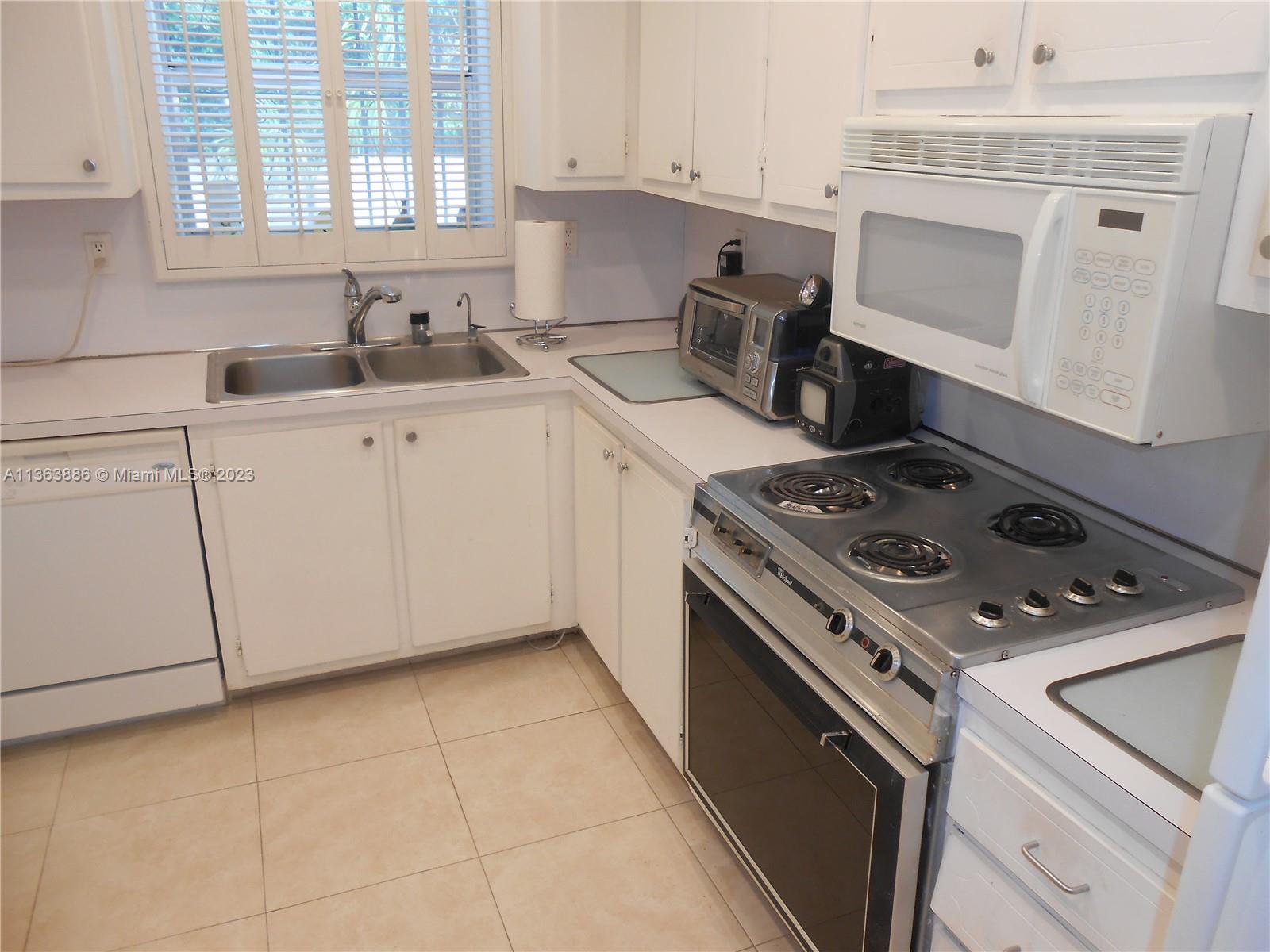 HARBOUR CLUB VILLAS CONDO - Residential