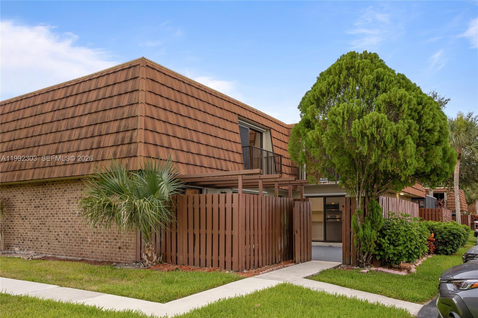 Fully remodeled 3Bedrooms/2.5Bathrooms townhouse in prime Davie location. Features spacious
bedrooms & bathrooms, modern finishes, and a large front patio perfect for entertaining. Located in a
top-rated school district, close to highways, shopping, restaurants & more. Family-friendly community
with pool, BBQ area, playground, tennis & basketball courts. Perfect starter home—move-in ready.