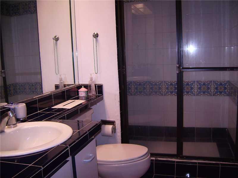 SKY LAKE VILLAS FIRST ADD - Residential