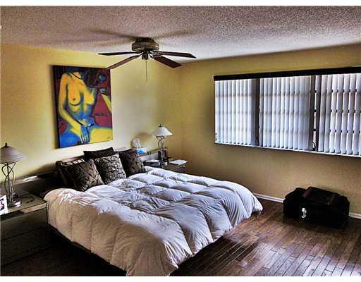SKY LAKE VILLAS FIRST ADD - Residential