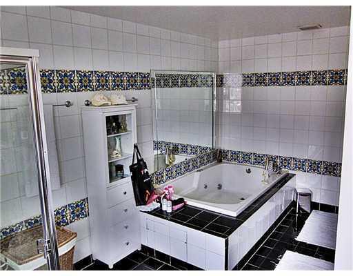 SKY LAKE VILLAS FIRST ADD - Residential