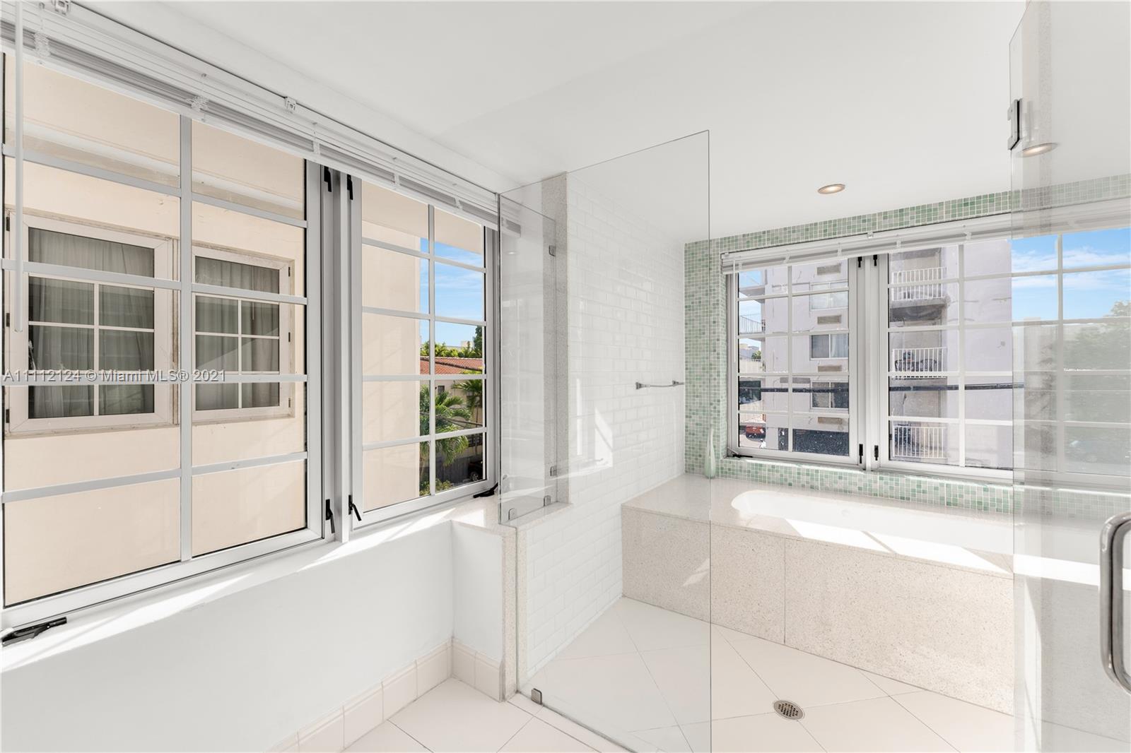 THE CARLYLE DECO HOTEL CO - Residential