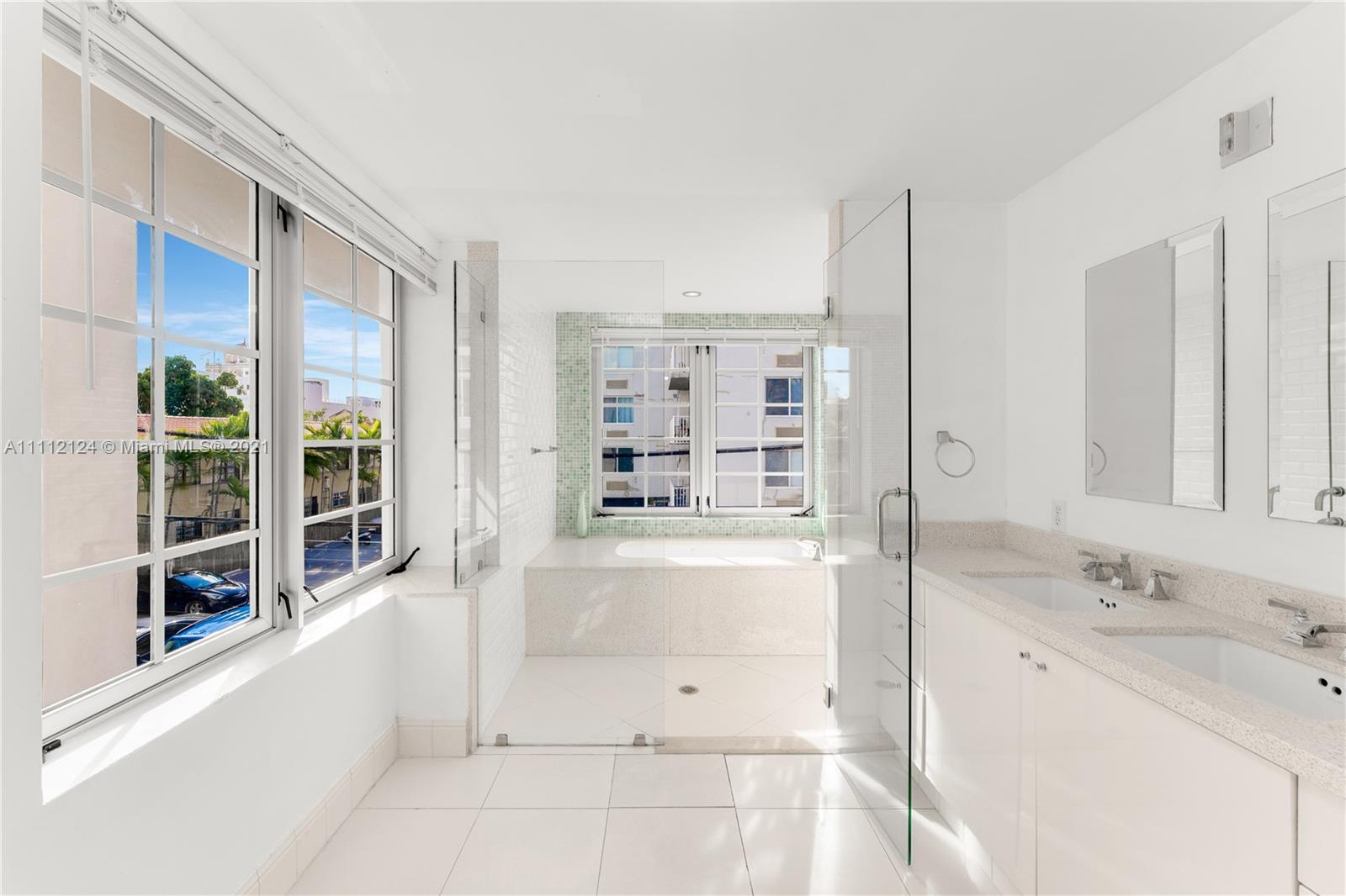 THE CARLYLE DECO HOTEL CO - Residential