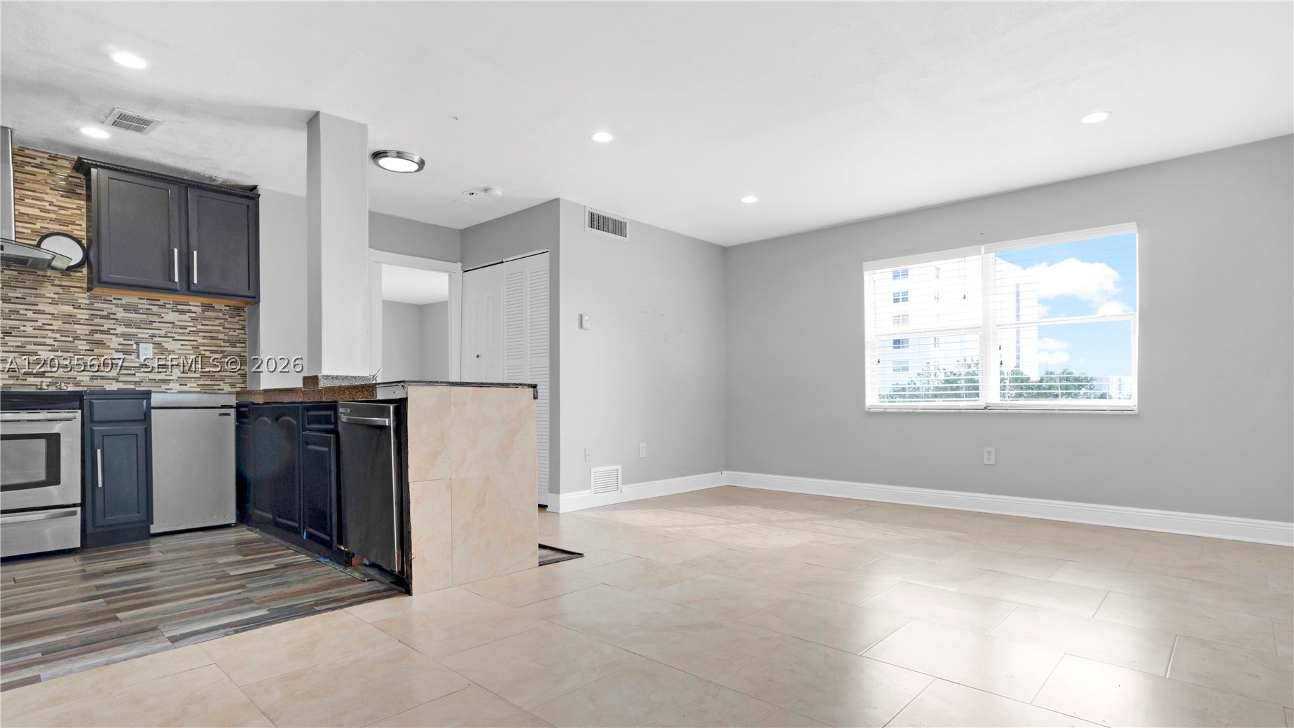 CARLYLE CONDOMINIUM - Residential Lease