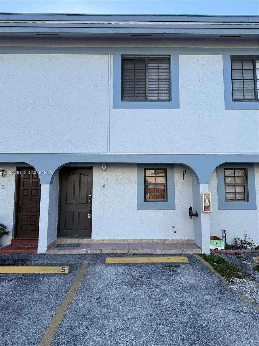 Welcome to this comfortable 2-bedroom, 1.5-bathroom townhouse—perfect for enjoying a comfortable lifestyle.
This cozy home features two assigned parking spaces, two bedrooms, and a living area or additional den on the third level—ideal for use as a home office, storage space, or entertainment area. It boasts a prime location in a well-situated residential neighborhood, just one minute from the Turnpike and the 836 Dolphin Expressway, offering easy access to everything Miami has to offer.
Enjoy the convenience of being surrounded by supermarkets, pharmacies, shopping centers, restaurants, fast-food options, and parks—all just minutes away. Furthermore, it is located just a 5-minute drive from FIU, making it an ideal choice for students, faculty, or professionals. Additional standout features include a brand-new air conditioning system and an in-unit washer and dryer for your utmost convenience. Don't miss the opportunity to live in this comfortable and superbly located home!