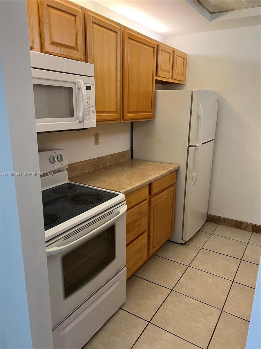 Nice and well maintened ground floor, 1bed /1.5bath bright corner unit in Ramblewood East, Ceramic tile & hardwood Floors, hurricane shutters, Oak cabinets in kitchen, newer appliances, all ages & small pets allowed, this unit is an end unit so extra window & ventilation better. Screened patio, backs to park. VERY LOW maintenance condo association fee ( always is like that in the last 10 years), NO FULL RESERVES. Great for INVESTORS! it brings great income ratio 
No rent first year of ownership