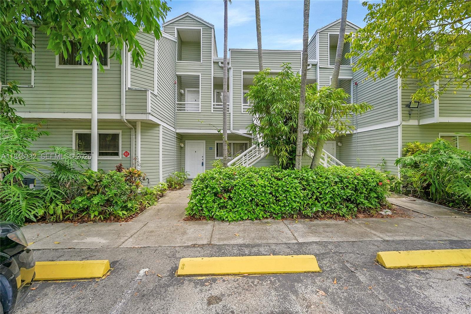 Investment opportunity. Rented for $2,000 until 8/31/2026. Gated large 2/2 in front of a breathtaking large lake with washer and dryer in the unit, remodelled kichen and bathrooms with breathtaking lake views. Centrally located closed to the Pink Stadium and the beach. Close to highways between I-95 and 441. Rents right away what makes it an amazing investement. 
First-floor garden-style condo with 2 beds, 2 baths, ~1,020?sq?ft, built in 1988  Bright, open layout featuring renovated kitchen (granite countertops & stainless appliances), updated bathrooms, laminated floors, in-unit washer/dryer, walk-in closets, and balcony with serene lake views
Amenities include pool, fitness center and jacuzzi looking at the lake, enjoy walks in the mornings or afternoons. Just reduced.