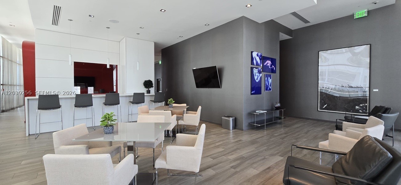 1100 MILLECENTO RESIDENCE - Residential