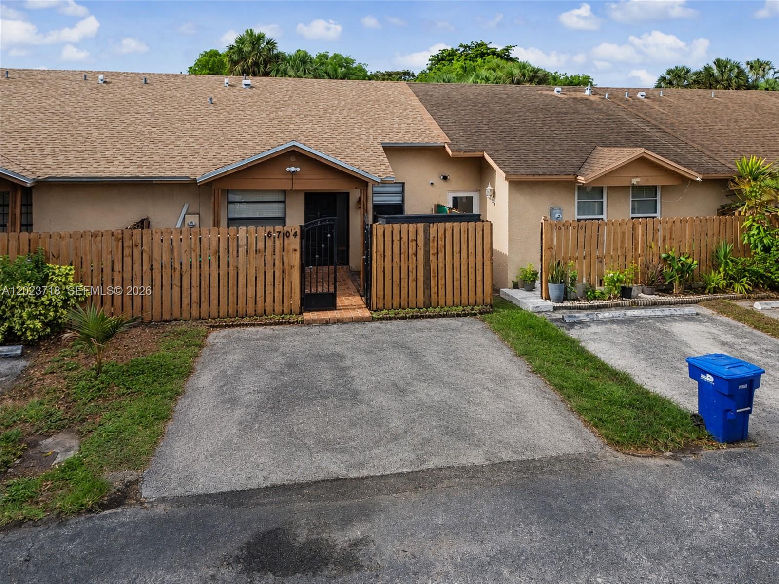 COUNTRY LAKE MANORS TOWNH - Residential