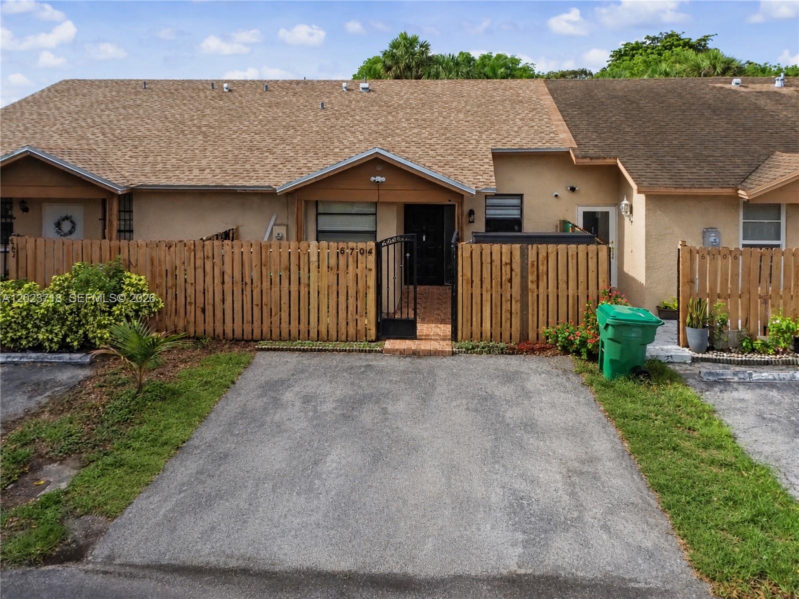 COUNTRY LAKE MANORS TOWNH - Residential