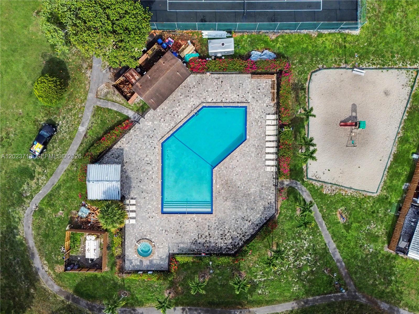 COUNTRY LAKE MANORS TOWNH - Residential
