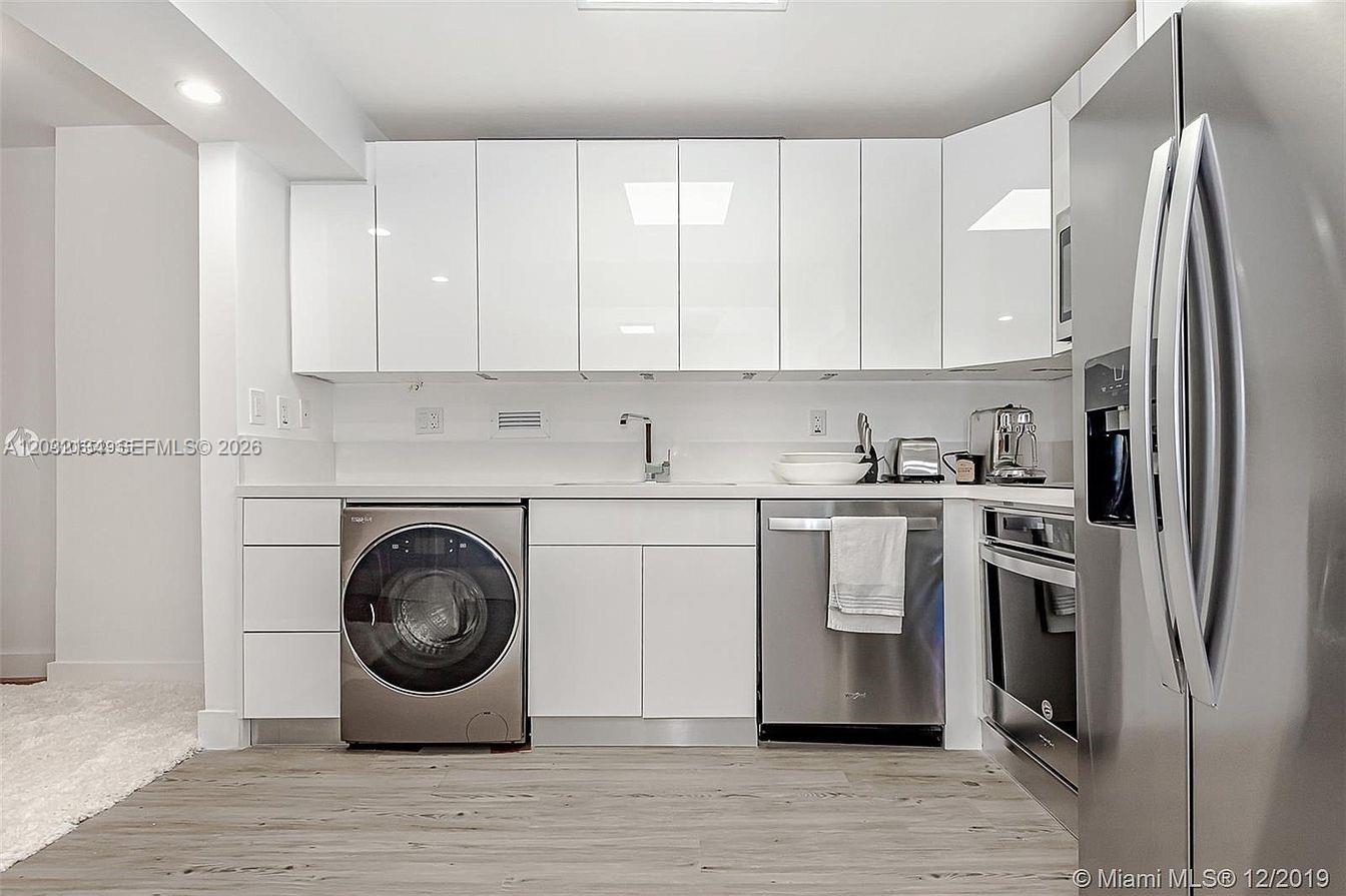 RONEY PALACE CONDO - Residential Lease