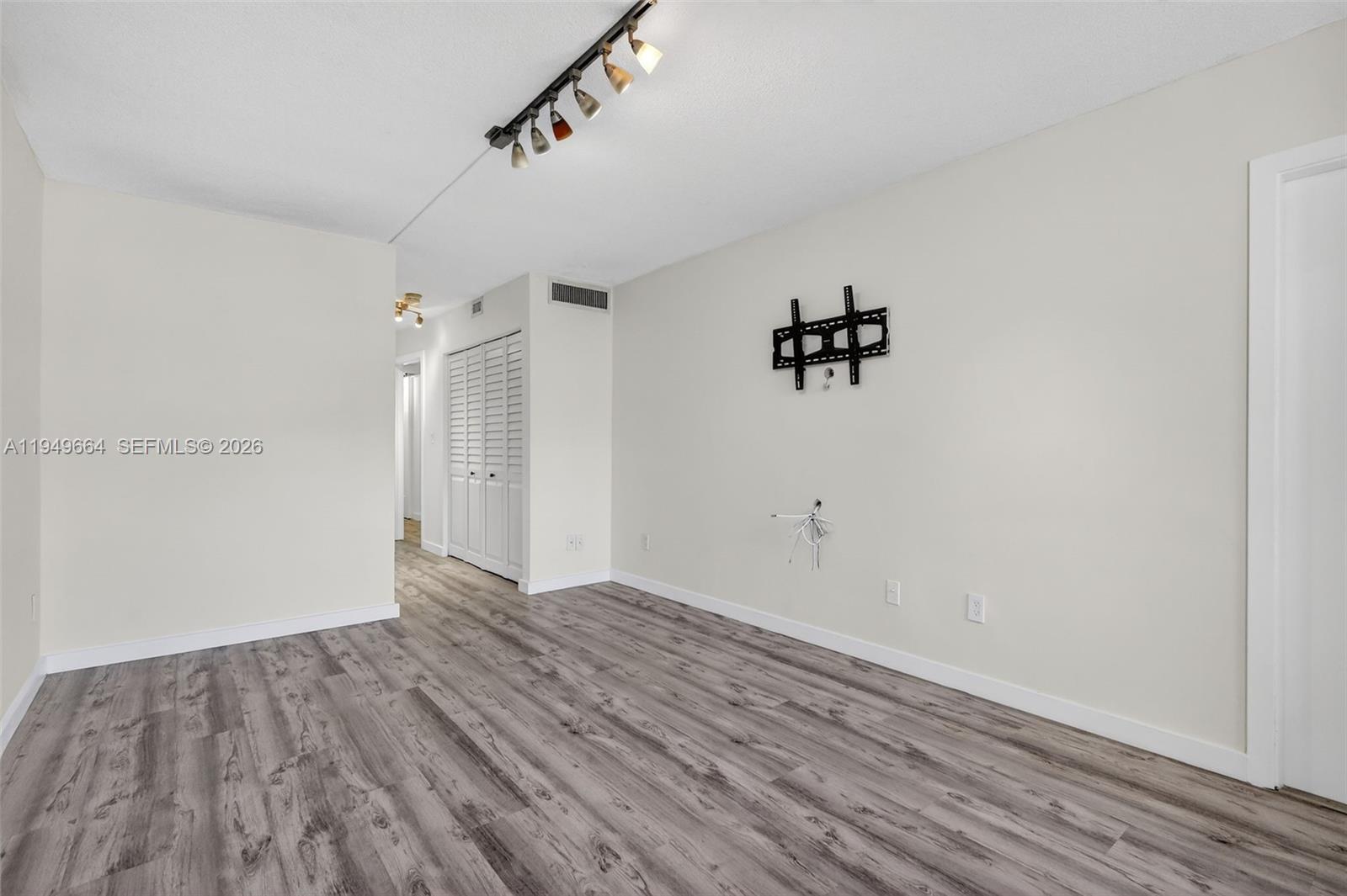 ROLLING GREEN CONDO - Residential