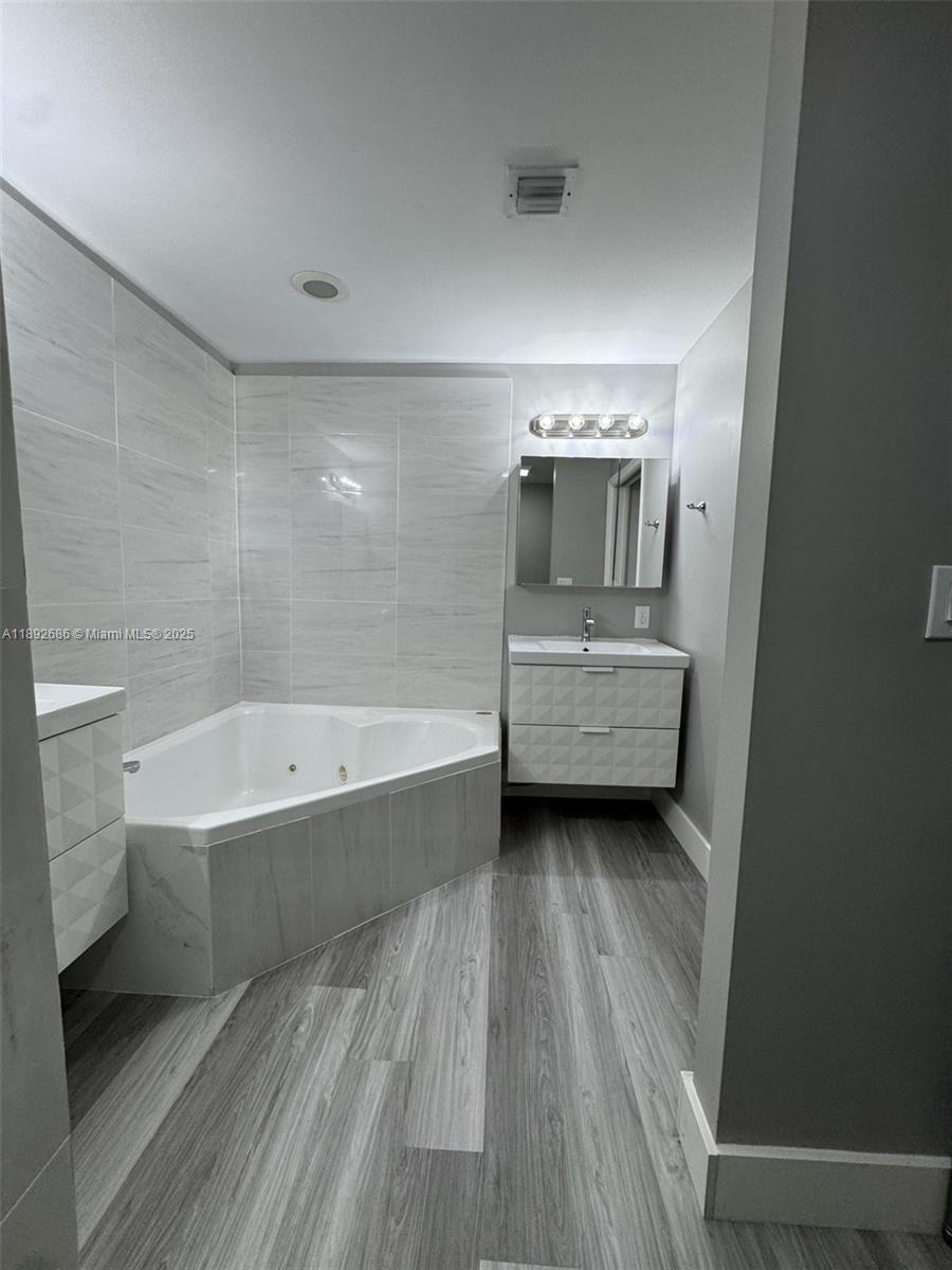 DORAL HOUSE CONDO NO 3 - Residential