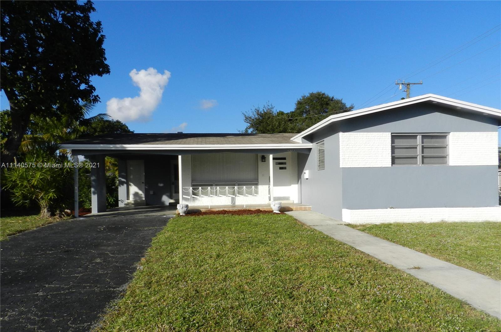Renovated 3bed/2bath home on an over 10,000sq ft corner lot. Kitchen w/ granite counter tops, new cabinets and brand new stainless steel appliances; refrigerator/ice maker, range/oven, microwave, and dishwasher.  Kitchen has a passthru to extra large family room. New ceiling fans and ligthing, wall-2-wall luxury vinyl laminate flooring. Master Bedrooms has walk-in closet and master bath has been remodeled to include walk-in shower w/frameless glass doors.  Central a/c.  Separate laundry room has washer/dryer hookups.  Interior and exterior freshly painted. New window treatments throughout. Carport plus extra parking for RV or boat.  No HOA. Walk to Elementary school just 2 blks away. Near Memorial Regional Hosp, T-Y & Rotary Parks, YMCA & shopping. Easy on/off I-95 & t-pike