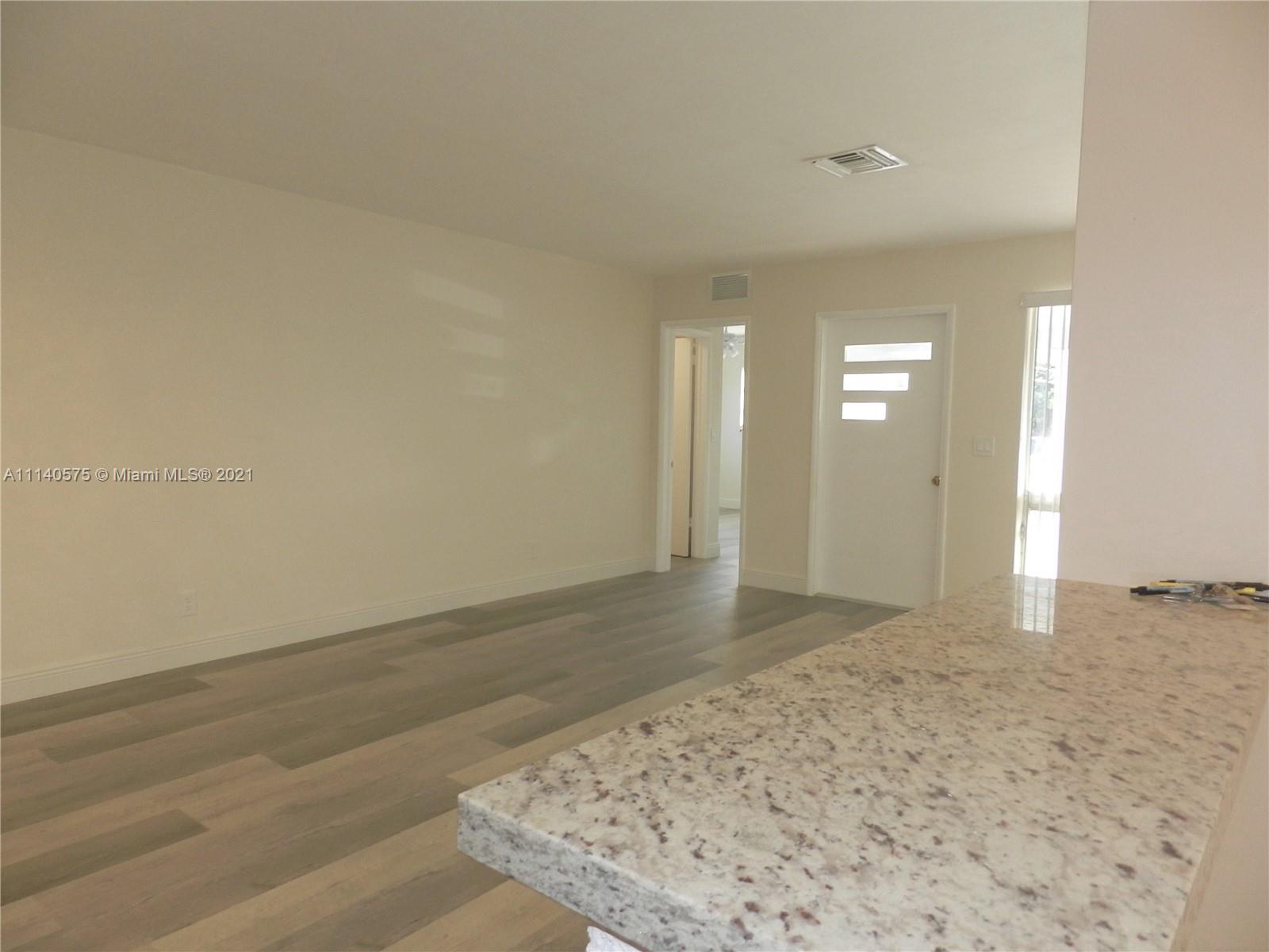 HOLLYWOOD HILLS - Residential