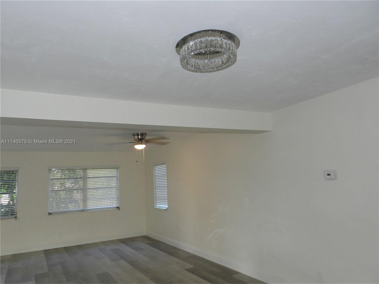 HOLLYWOOD HILLS - Residential