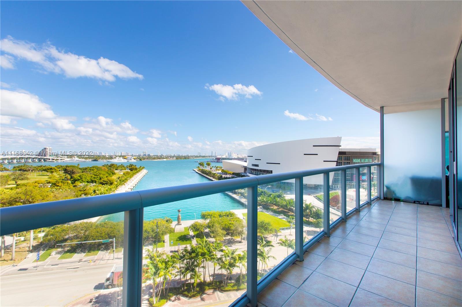 Enjoy this luxury 1 bedroom downtown condo with spectacular water views of Biscayne Bay. The apartment has brand new modern furnishings throughout and is ready immediately. Amenities include, valet, front desk attendant, pools, and gym.