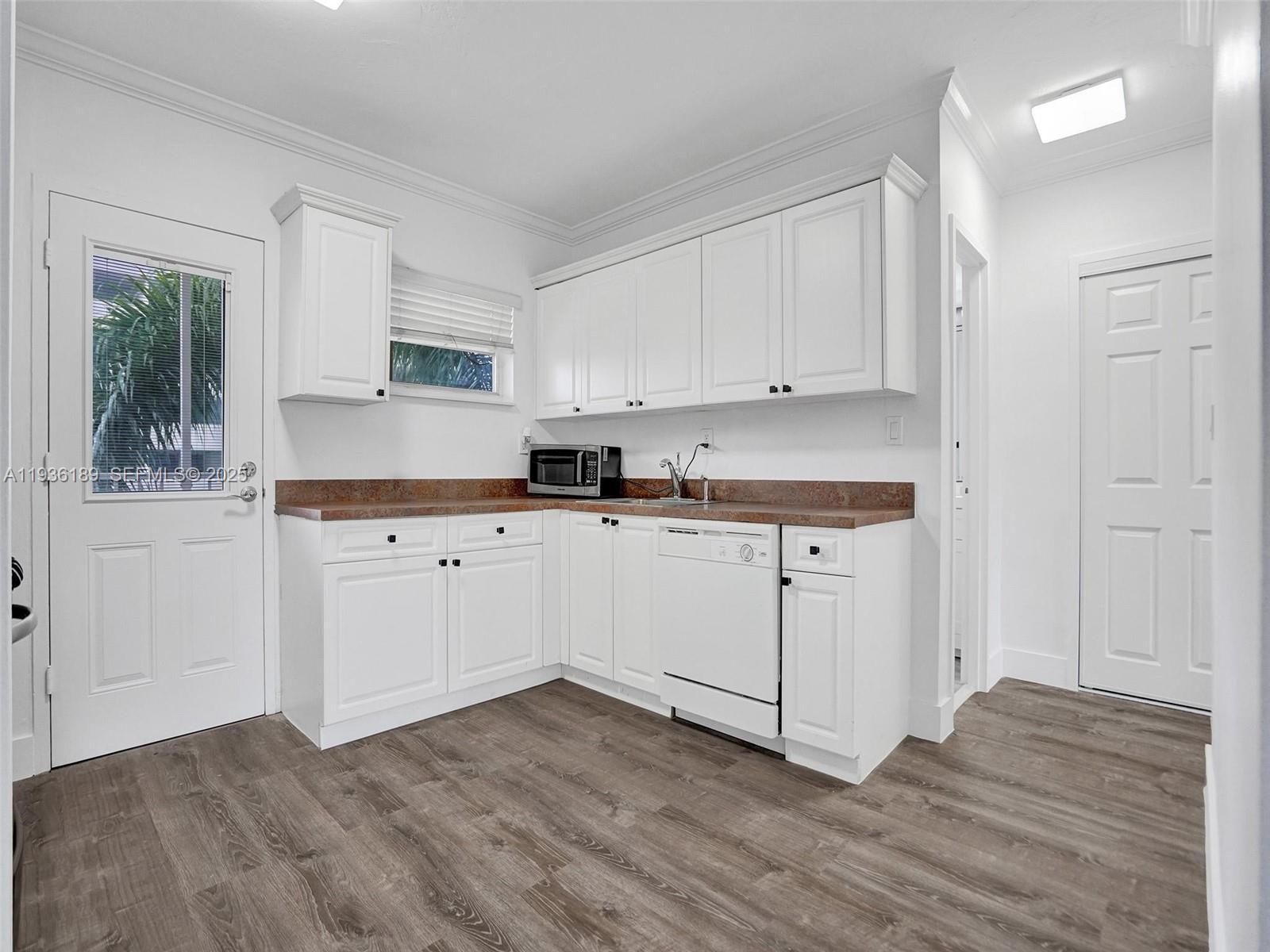 Large one bedroom renovated and very clean. SS appliances, blinds, ready for a fast move in.
On site management, assigned parking, laundry on each floor 

Walking distance from Trader Joes and all the stores