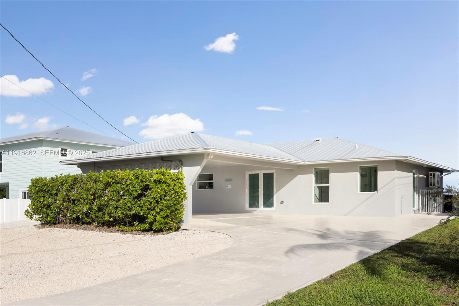 TROPICAL BAY - Residential