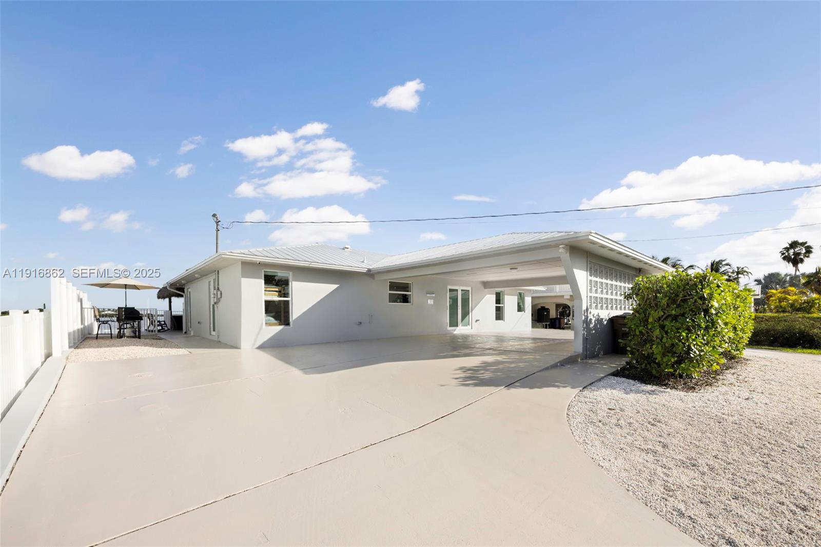 TROPICAL BAY - Residential