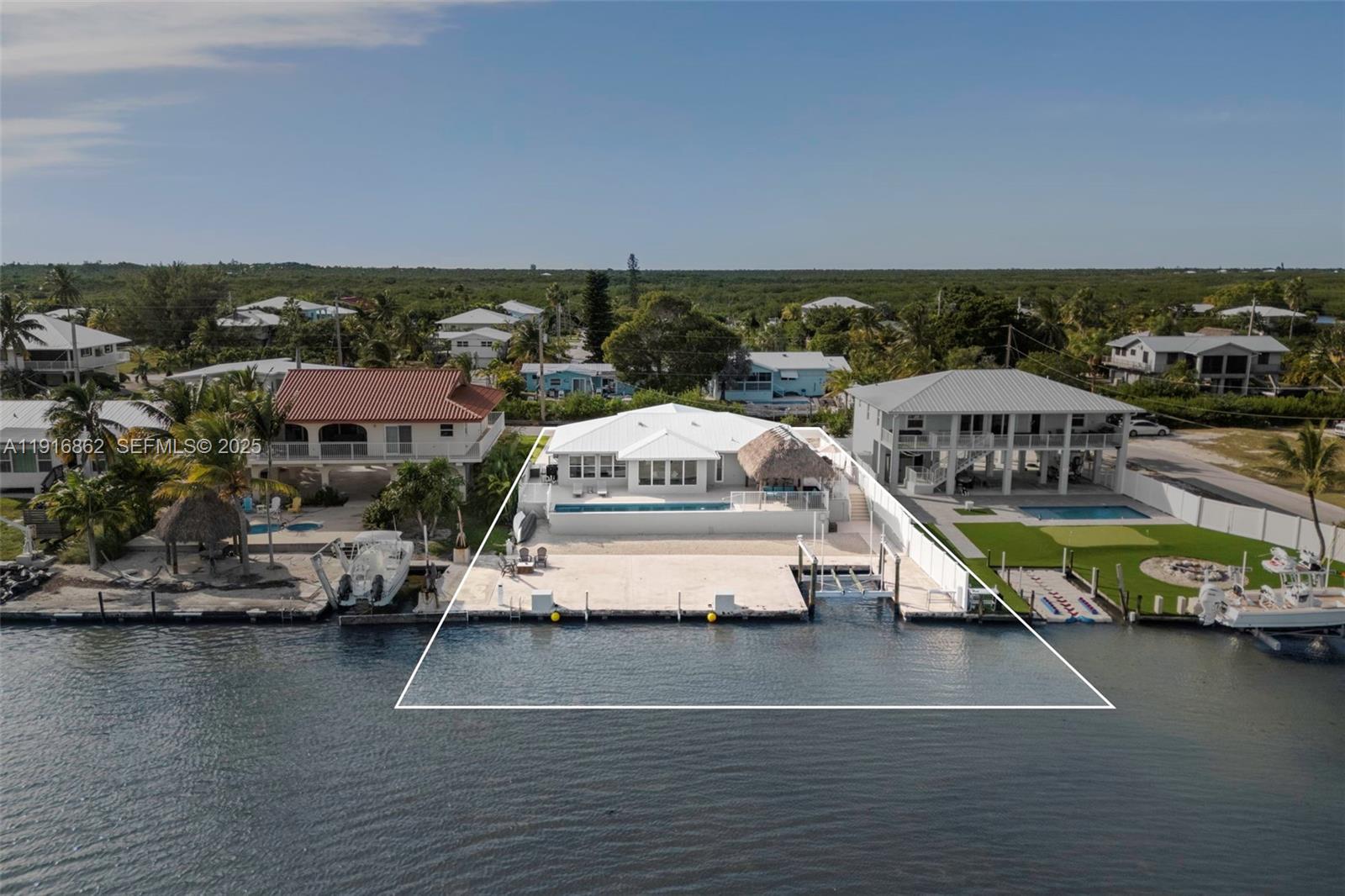 TROPICAL BAY - Residential