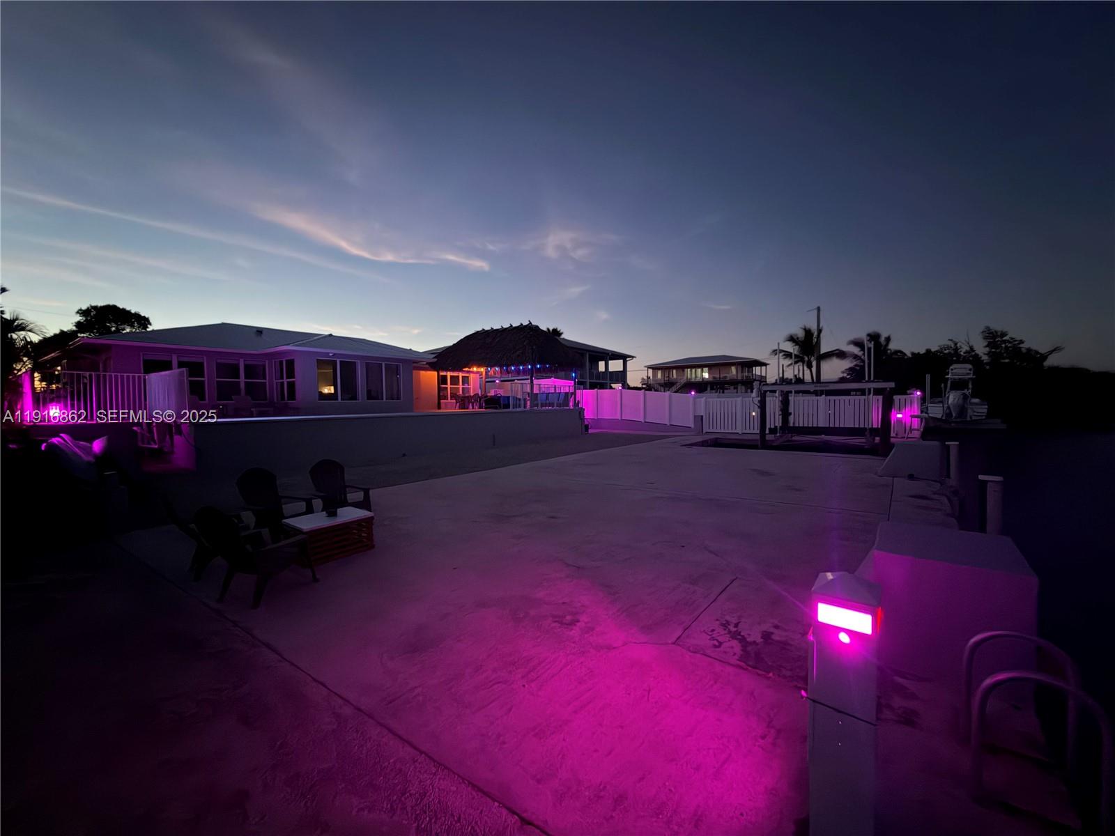 TROPICAL BAY - Residential