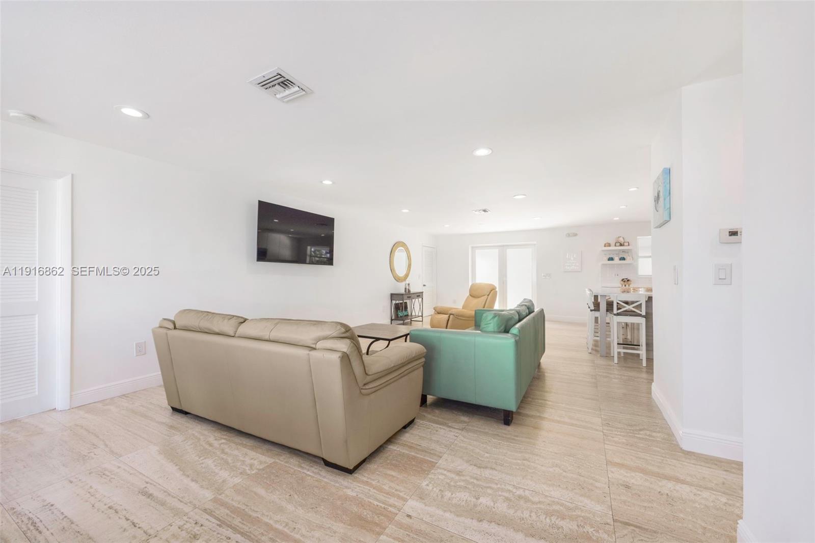 TROPICAL BAY - Residential